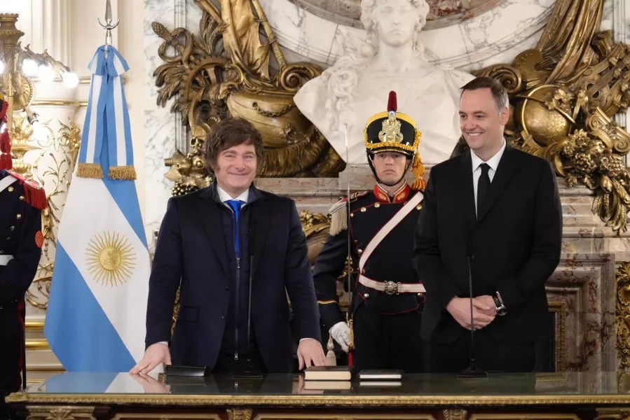 Manuel Adorni asumió como jefe de Gabinete en una ceremonia íntima y emotiva en la Casa Rosada