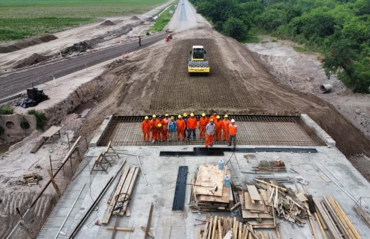 Construyen un nuevo puente en Leales y repavimenta 14 km de ruta clave para la producción