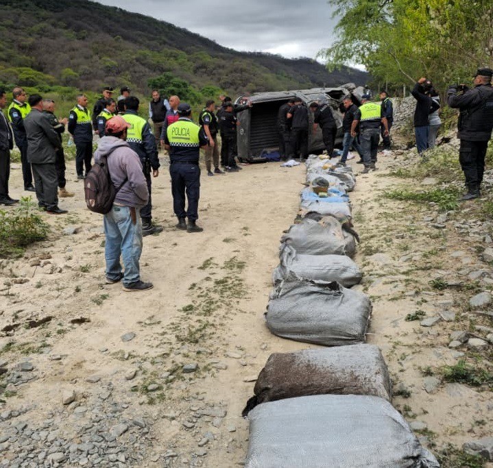 Persecución y tiroteo: secuestran 120 kilos de marihuana tras vuelco de camioneta