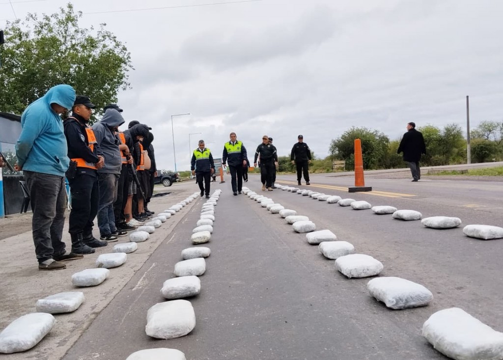 Golpe al narcotráfico en Tucumán: incautan 120 kilos de marihuana y detienen a una banda en la frontera