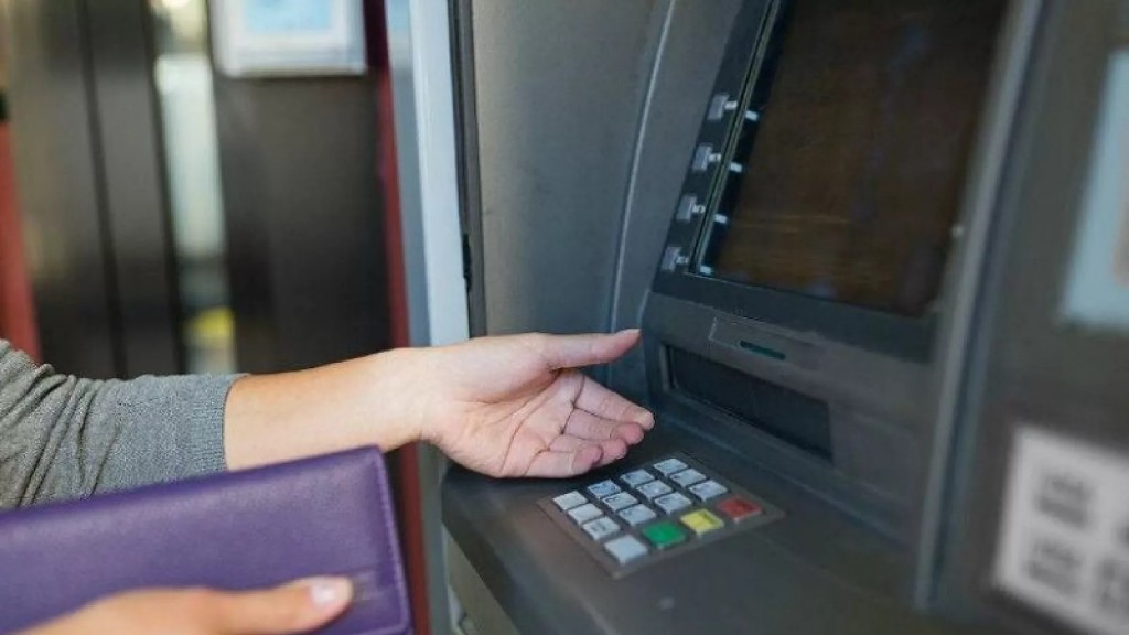 Multa millonaria a un banco por cobrar seguros y servicios no contratados