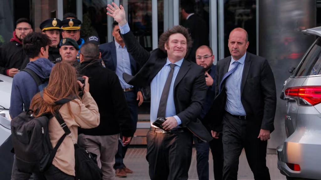 Milei retiene mayoría de respaldo y la sociedad pide más reformas, menos privilegios y acuerdos amplios