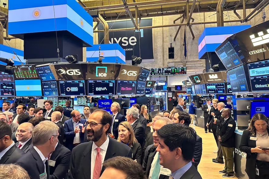 El riesgo país se desploma y perfora la barrera psicológica de los 600 puntos