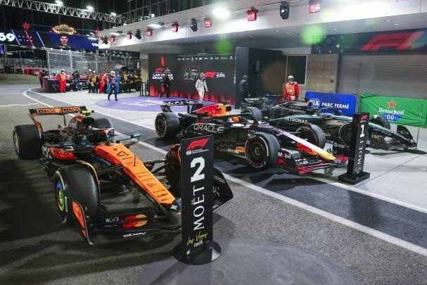  F1: Verstappen gana en Las Vegas y Norris es descalificado junto a Piastri