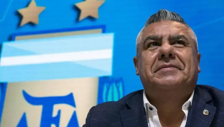 Tapia se aferra al timón: