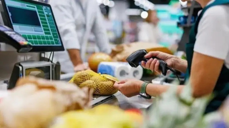 El empleo privado pierde seis veces más puestos que el público