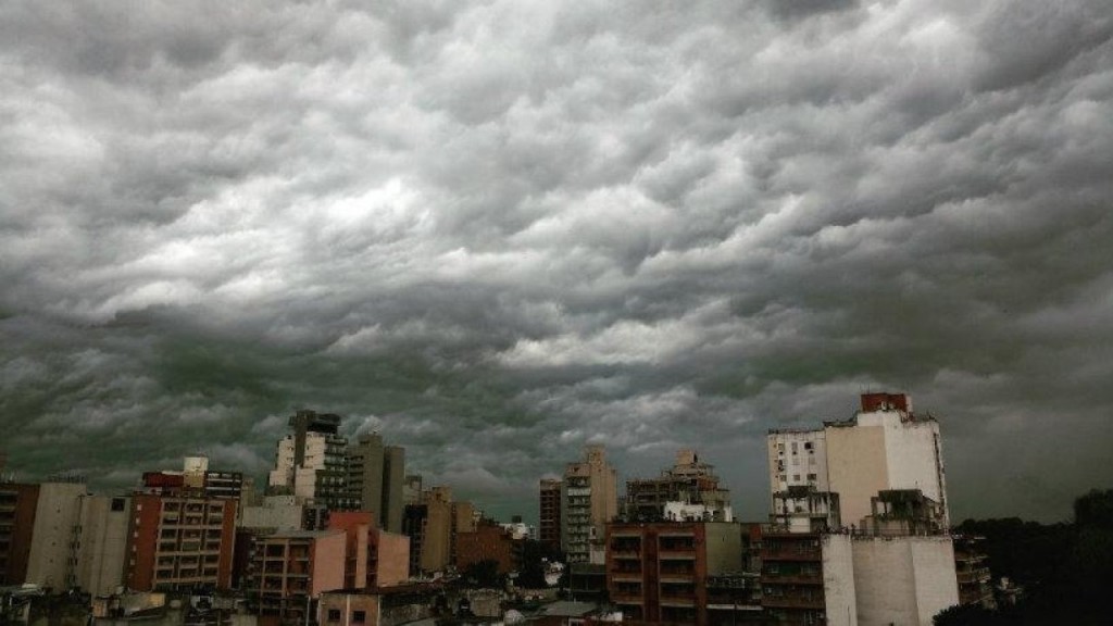 Doble alerta en Tucumán: calor extremo de 36° y tormentas severas para este sábado