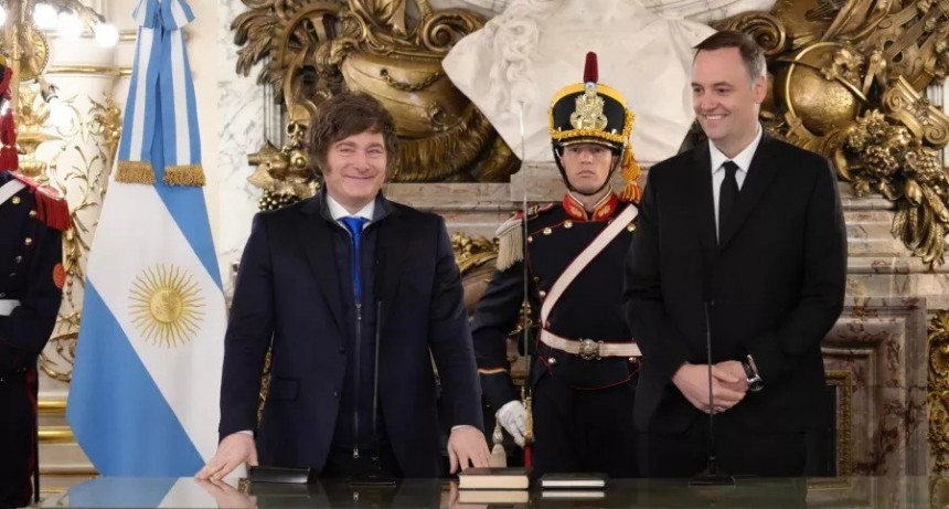 Manuel Adorni asumió como jefe de Gabinete en una ceremonia íntima y emotiva en la Casa Rosada