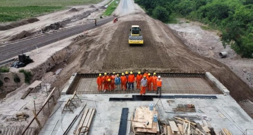 Construyen un nuevo puente en Leales y repavimenta 14 km de ruta clave para la producción