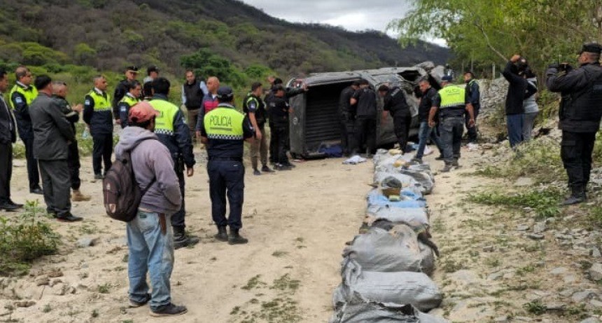 Persecución y tiroteo: secuestran 120 kilos de marihuana tras vuelco de camioneta