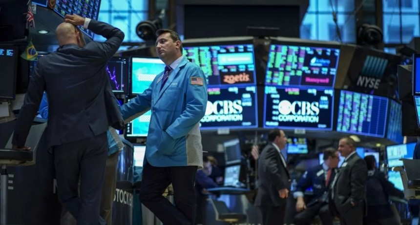 El Riesgo País cae a 596 puntos impulsado por la recompra de bonos y el acuerdo con EE.UU.