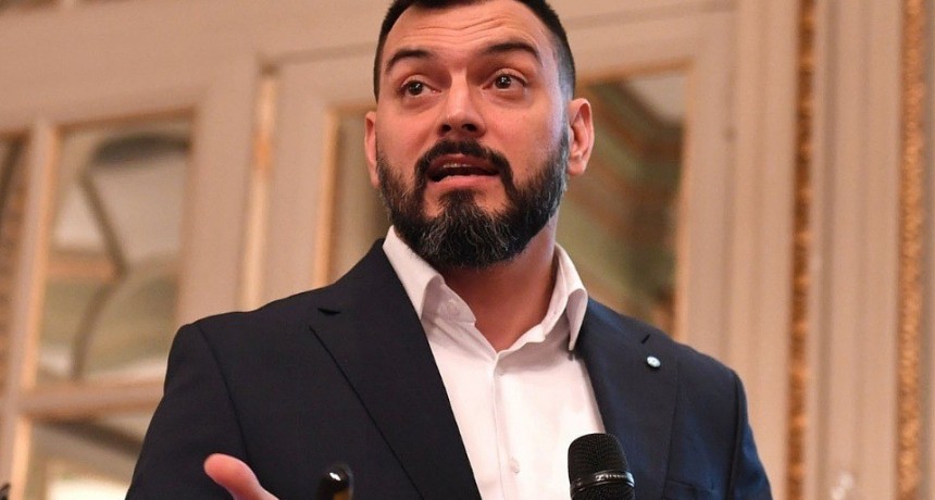 Cruce entre Milei y un exfuncionario K por una polémica propuesta de impuesto al efectivo