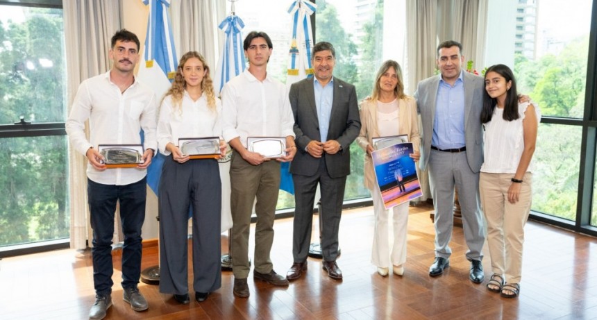 Jóvenes arquitectos tucumanos reciben un reconocimiento legislativo tras ganar un premio mundial