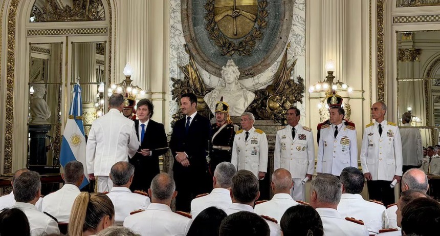 Milei presidió la ceremonia de ascensos militares junto a su flamante ministro de Defensa