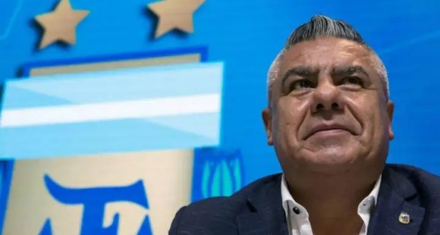 Tapia se aferra al timón: 