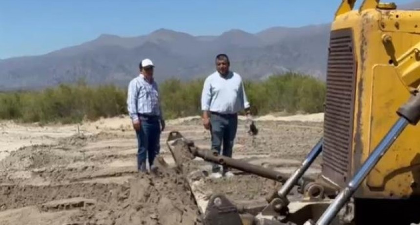Realizan trabajos en el Río Santa María para evitar desbordes sobre ruta 40