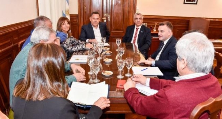 El Gobierno continúa las paritarias con los gremios estatales