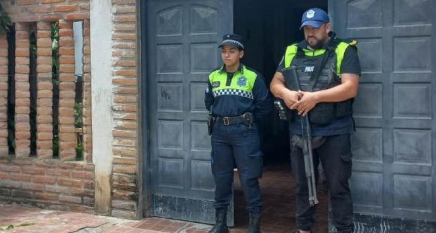 Detienen a una mujer y secuestran el auto usado por una banda dedicada a escruches