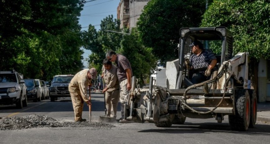 El Municipio intensifica el bacheo en calles céntricas