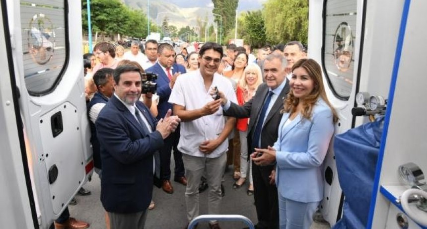 El gobierno de Tucumán entregó dos ambulancias de alta complejidad