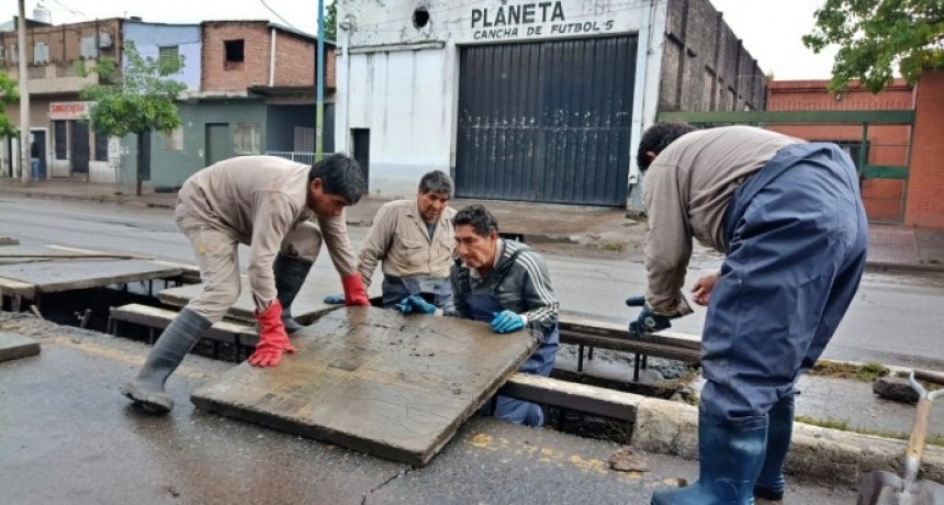 Solucionan un anegamiento producido por las lluvias en avenida Juan B. Justo