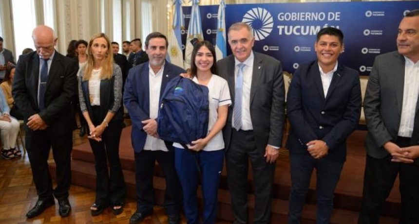 El Gobernador entreg&oacute; m&aacute;s de 1000 mochilas t&eacute;cnicas a estudiantes de enfermer&iacute;a