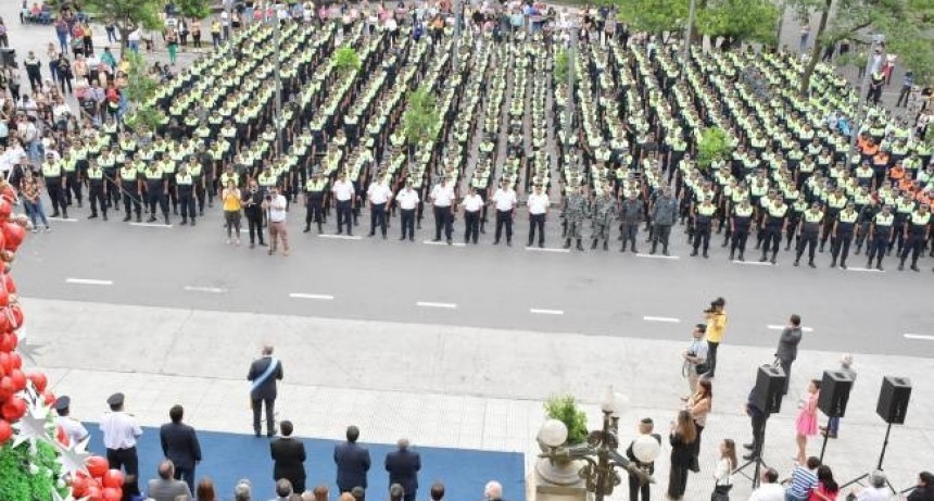 En un hecho hist&oacute;rico, el Gobernador encabez&oacute; un acto donde ascendieron a 2.758 polic&iacute;as