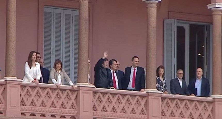Javier Milei llev&oacute; a su gabinete al balc&oacute;n de la Rosada para saludar la gente