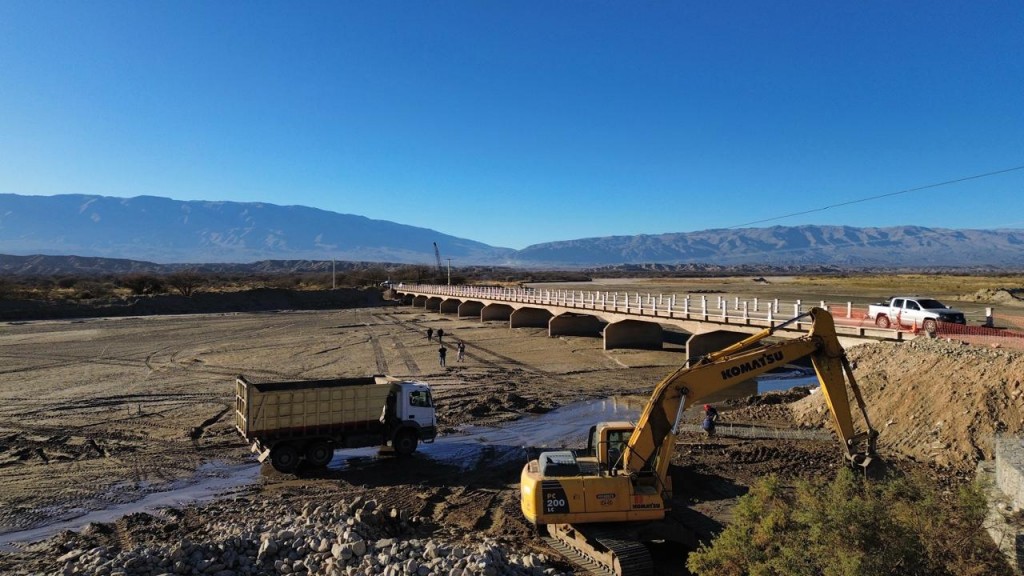 Inauguran el puente del río Santa María