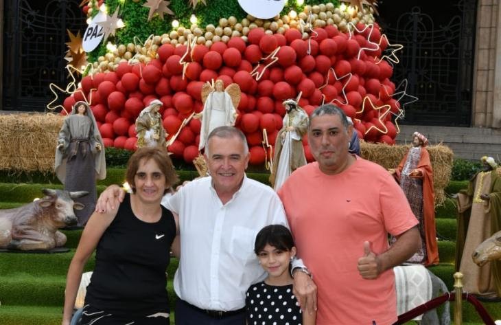 Jaldo saludó vecinos y turistas en la explanada de Casa de Gobierno