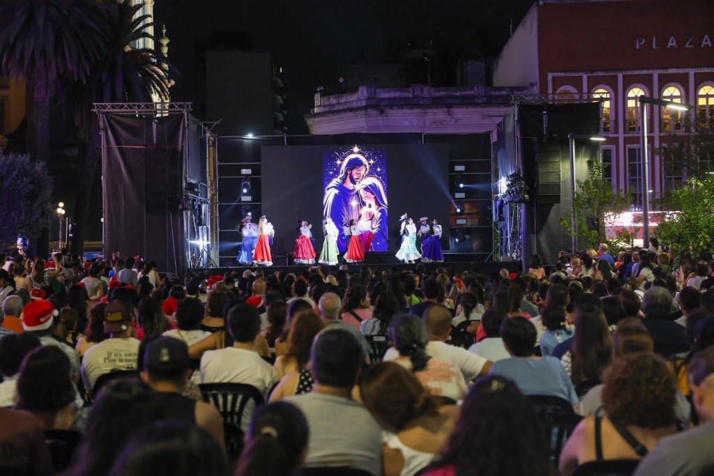 La intendenta Chahla compartió con vecinos el espectáculo “Navidad en la Ciudad”