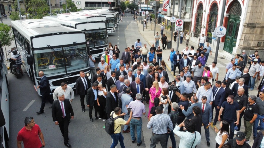 Jaldo presentó los primeros colectivos adquiridos por la Provincia para renovar el transporte público