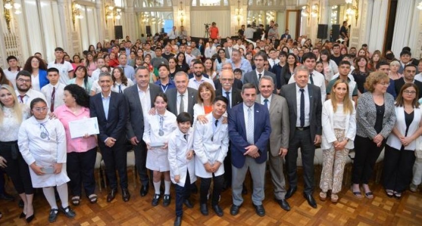 La Provincia distinguió a estudiantes y docentes tucumanos por su participación en programas nacionales