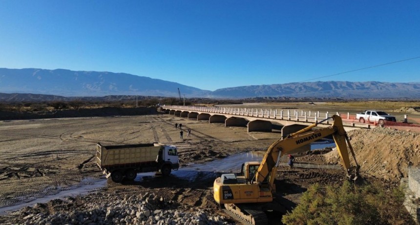 Inauguran el puente del río Santa María