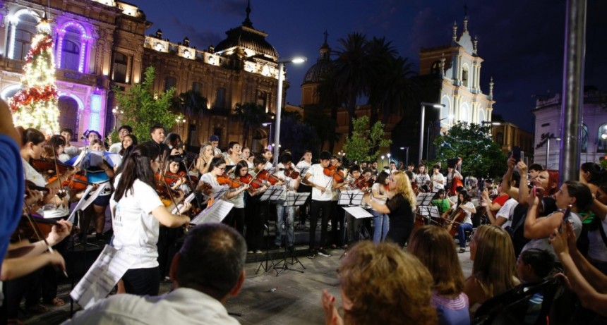 Coros y Orquestas educativas cerraron el 2024 en Plaza Independencia