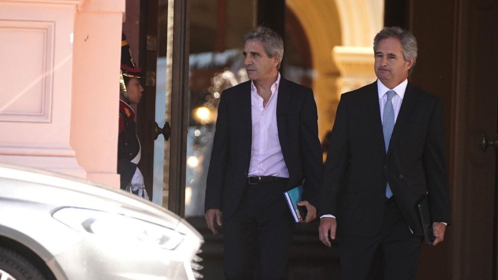 Caputo confirma negociación por un crédito privado de hasta US$ 7.000 millones para pagar intereses de enero