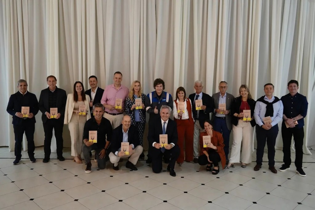 Milei reunió a su Gabinete en Olivos para una cena de fin de año con arenga y obsequios libertarios