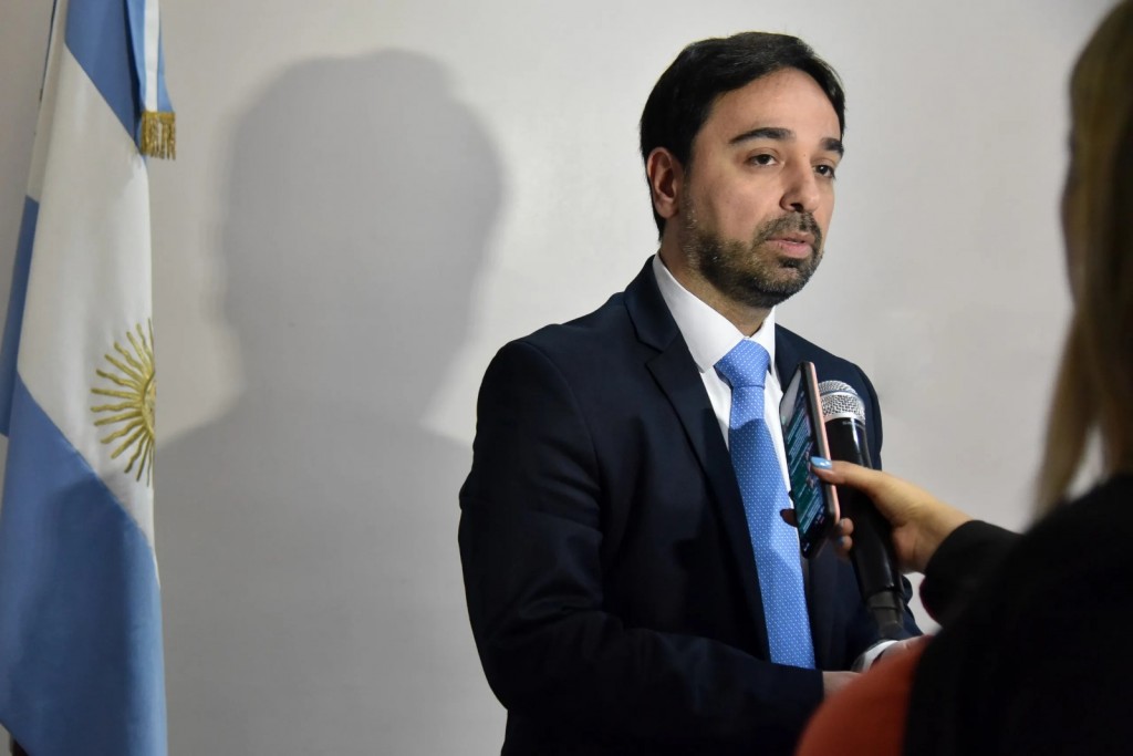 “Atrás de esto hay una operación política”: la defensa del secretario de Energía señalado por usar un DNI ajeno