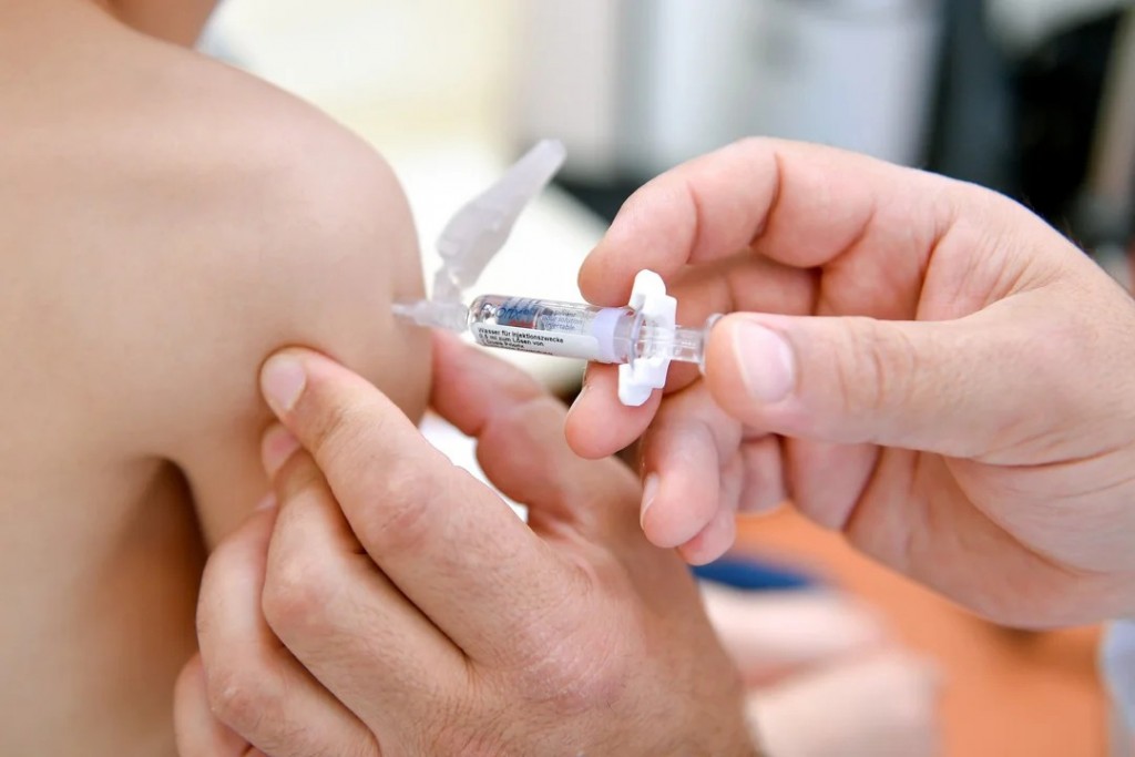 Multas y arresto: la estrategia de Córdoba para hacer cumplir el calendario de vacunas