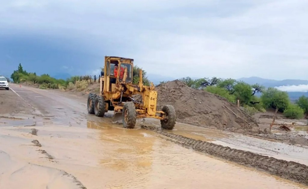 Precaución en la Ruta Nacional 40: trabajan para limpiar badenes anegados entre Quilmes y Colalao del Valle