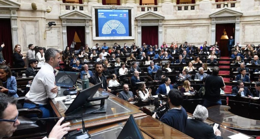 Tras la salida de tres diputados, Unión por la Patria y La Libertad Avanza empatan en 94 bancas
