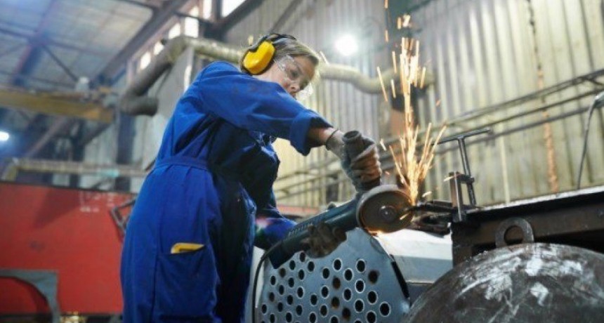 Detalles del proyecto de reforma laboral: banco de horas, indemnizaciones sectoriales y reconocimiento para repartidores