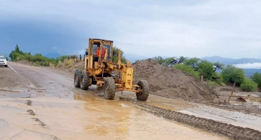 Precaución en la Ruta Nacional 40: trabajan para limpiar badenes anegados entre Quilmes y Colalao del Valle